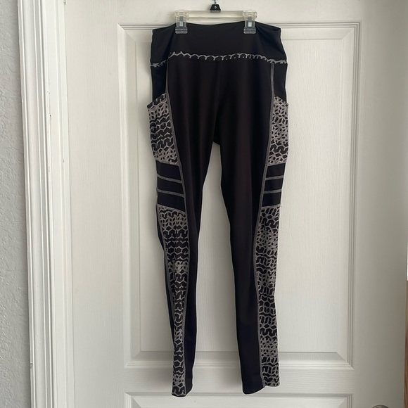 East Hong Leggings with Pockets - Picture 1 of 3